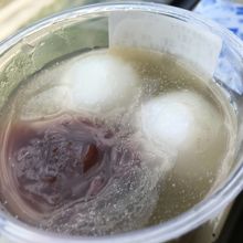 抹茶と寒天のゼリーとあんこ、大きな白玉が入っています。