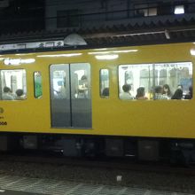 中井駅停車中の西武新宿線の車両