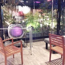 冬季、巨大なストーブが暑すぎる