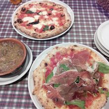 マルガリータ(奥)とプロシュートとルッコラ1650円