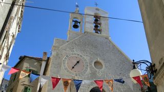 教会を見上げると真っ青の空が調和して美しい