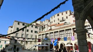 市庁舎の前にはテラスがありました