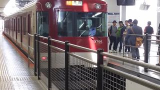 区間によっては各駅停車が先着します