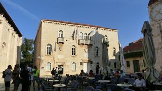 小さい、旗が2本立っている建物です。