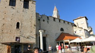 古い、小さい修道院です。