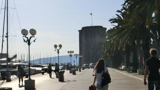 北門から入り南門に出ると少し遠くに見える砦