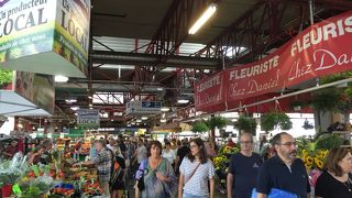 色とりどりの野菜と果物、魚、肉のマルシェ