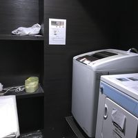 ランドリーは洗濯機、乾燥機、アイロン各1台　洗剤は無料です。