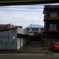 窓を開けると富士山が見えます。