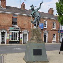 道化師像の広場 