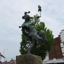 道化師像の広場 