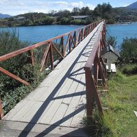 湖畔から橋を歩きます