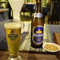 ルーフトップで夜風を感じながらのマンダレービール