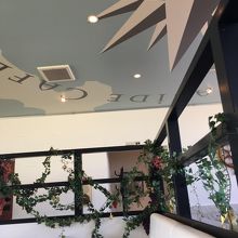 海図をモチーフとした天井。