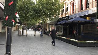 週末はお店の開店時間に注意