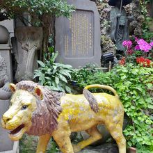 境内に置かれたライオン