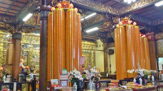 商店街の中にある天后宮、たくさんのロウソクが綺麗です