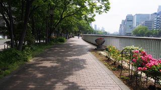 彫刻を眺めながらの散策を