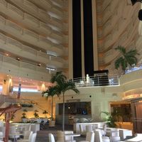 吹き抜けの館内