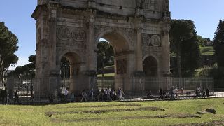 コロッセオの隣にある