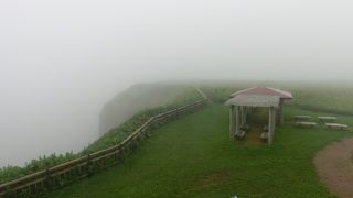 展望台のすぐ下の海が霧で見えません！