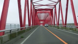 厚岸湖にかかる派手な橋を車で渡った