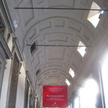 美術館入口付近の建物