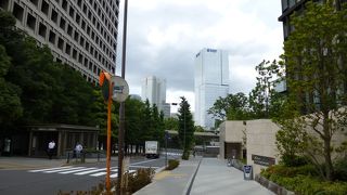 坂の向こうに聳えるタワー