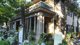 横浜山手にある外国人向けの共同住宅洋館