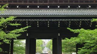 大迫力の巨大門