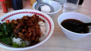 シンプルながら甘辛い旨味が魅力の「肉汁丼」