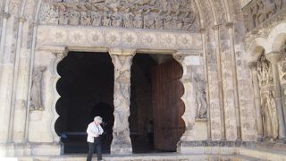 ロマネスク彫刻などが美しいタンパンなど