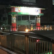 飲食店が並ぶ駅前近くの商店街