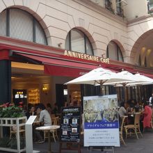 ほとんど若い客層しかいない