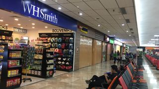 国内線搭乗ゲートはお店が多くてイイ！