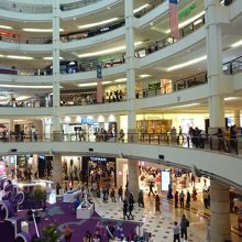 Suria KLCCの中で、店内にエスカレーターがあります