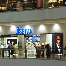 吹き抜けからは入口一カ所が見えます