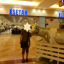 地階の食品売り場前に牛のオブジェがありました