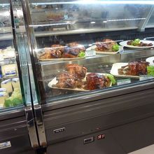 色々なローストチキンが並んでいます