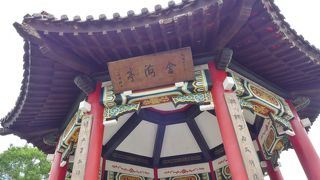 楼閣の周りに建つ4つの東屋です