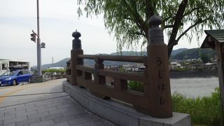 古い歴史のある場所にかかる。