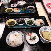 そば点心1600円はおばんざい4品、炊込みご飯、胡麻どうふ付