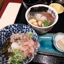 そば点心1600円のミニおろし蕎麦、奥が温、手前が冷