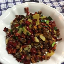 骨付鳥唐揚げと唐辛子の炒め物