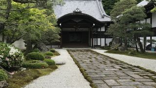 ひっそりとした