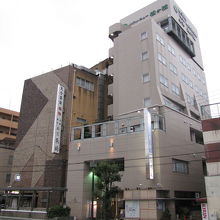 写真左下角が地下鉄の出口