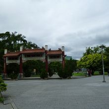 公園入口には大きな中華門が・・・