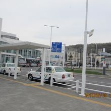 バスもタクシーもいる