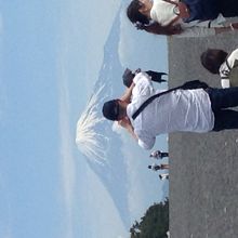 浜辺から見る富士山