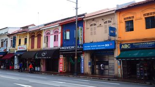 カラフルな建物が立ち並んでます